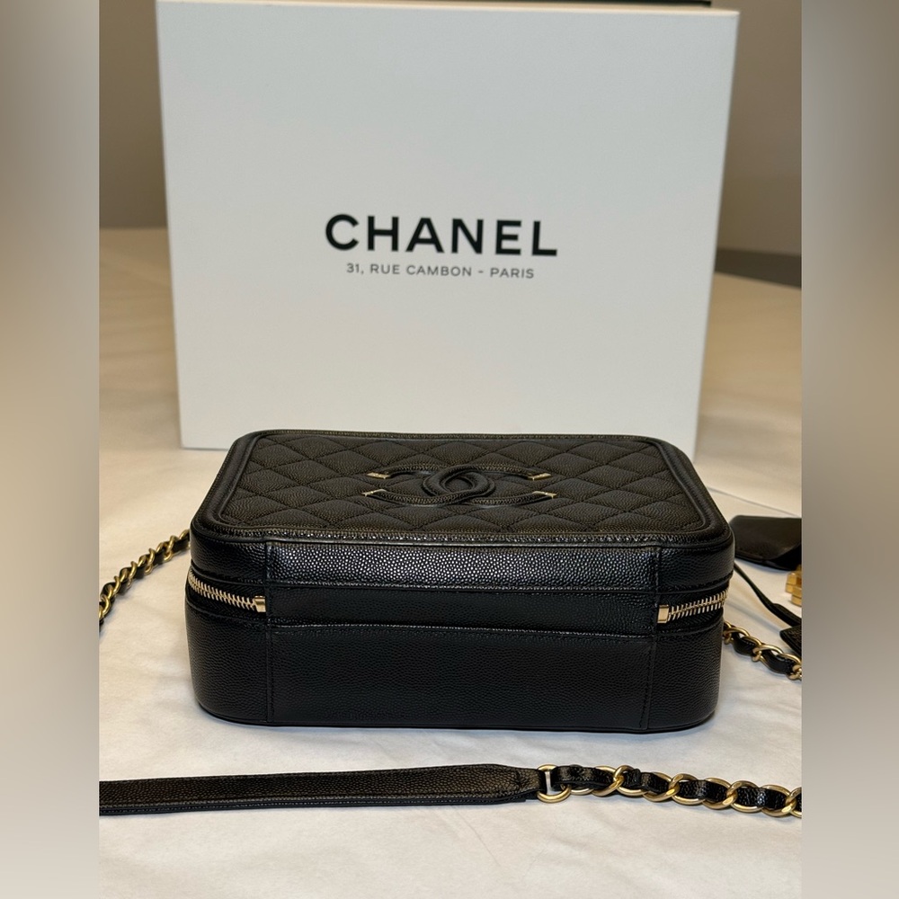 Chanel CC Vanity Case BlackCrossbody Bag with Gold Accents - Picture 3 of 16